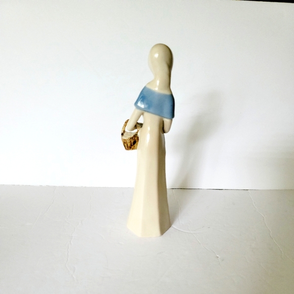 Porcelain figurine women with basket blue off white slender - Picture 5 of 7